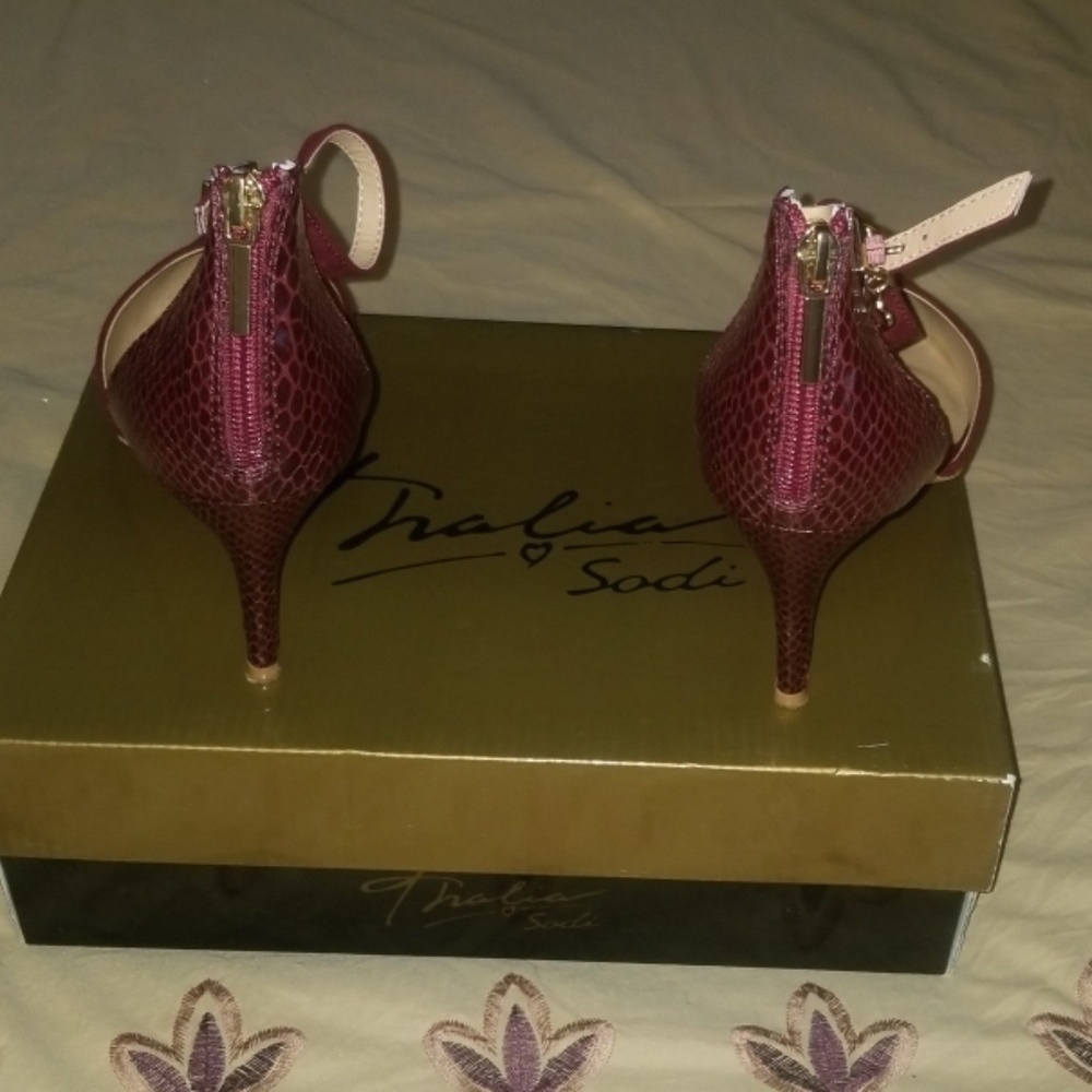 Shoes - Picture 4 of 4